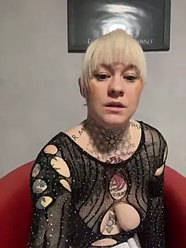 Snapshot of poussichienne chatting on March 8, 2025, 8:44 am poussichienne online show from March 8, 2025, 8:44 am