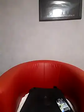 Snapshot of poussichienne chatting on March 18, 2025, 4:37 pm poussichienne online show from March 18, 2025, 4:37 pm