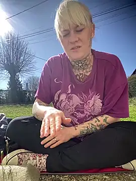 Snapshot of poussichienne chatting on March 20, 2025, 12:43 pm poussichienne online show from March 20, 2025, 12:43 pm