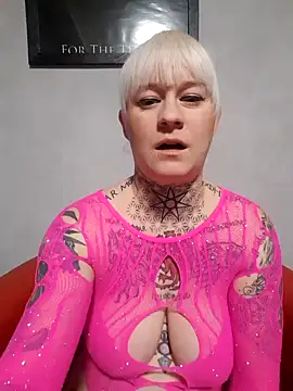 Snapshot of poussichienne chatting on November 7, 2025, 4:51 pm poussichienne online show from November 7, 2025, 4:51 pm