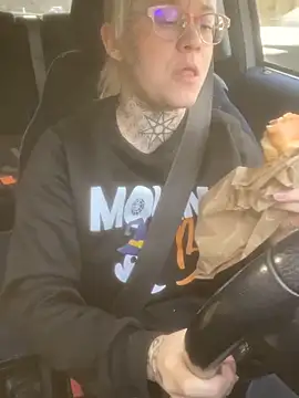 Snapshot of poussichienne chatting on November 27, 2025, 11:01 am poussichienne online show from November 27, 2025, 11:01 am