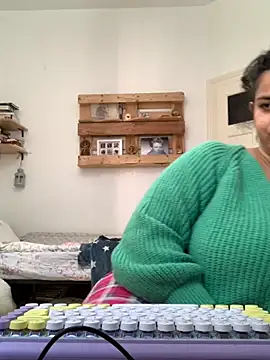 Snapshot of Curvydesifromgermany chatting on September 15, 2025, 9:42 am Curvydesifromgermany online show from September 15, 2025, 9:42 am