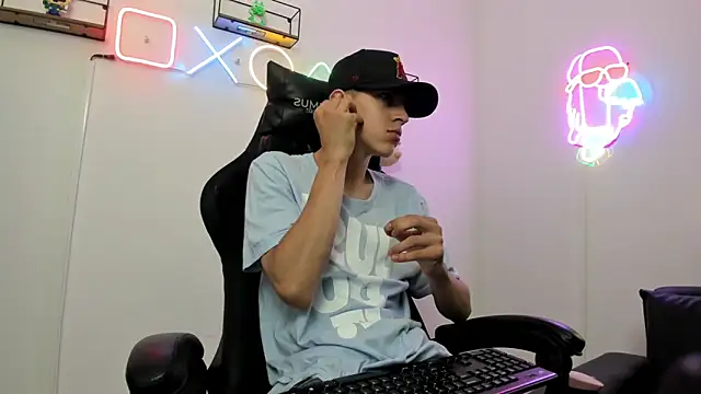 Snapshot of Dei_v_48 chatting on December 14, 2024, 7:46 pm Dei v 48 online show from December 14, 2024, 7:46 pm