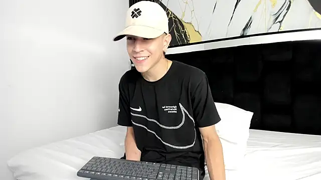 Snapshot of Dei_v_48 chatting on January 27, 2025, 9:55 pm Dei v 48 online show from January 27, 2025, 9:55 pm