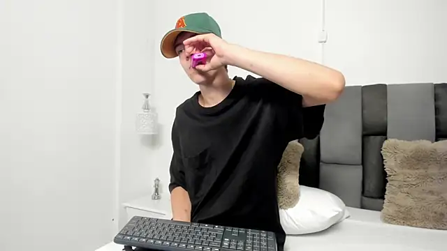 Snapshot of Dei_v_48 chatting on February 13, 2025, 7:52 pm Dei v 48 online show from February 13, 2025, 7:52 pm