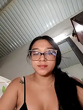 -VICKKY online show from November 28, 2025, 3:53 am