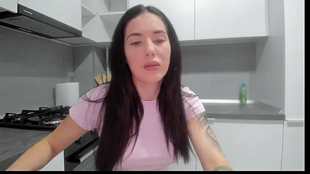 Emmapmg online show from December 21, 2025, 6:59 pm