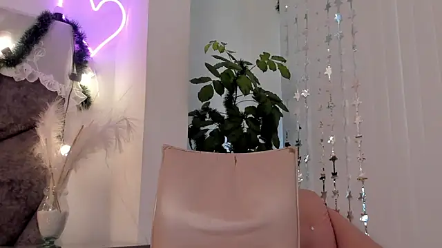 Snapshot of BonnieCute_ chatting on December 11, 2024, 2:44 pm BonnieCute online show from December 11, 2024, 2:44 pm