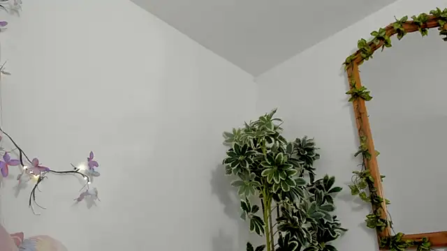 Snapshot of BonnieCute_ chatting on October 12, 2025, 11:48 pm BonnieCute online show from October 12, 2025, 11:48 pm