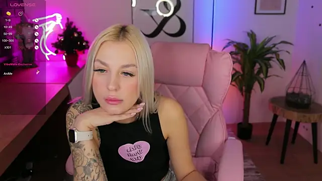 Snapshot of Crystal_Barbie chatting on December 10, 2024, 11:19 pm Crystal Barbie online show from December 10, 2024, 11:19 pm