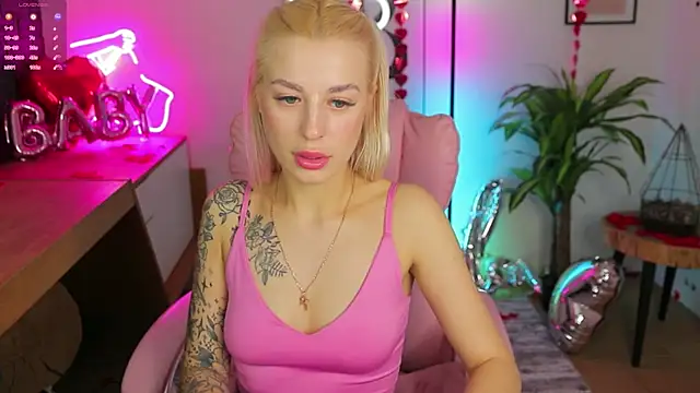 Snapshot of Crystal_Barbie chatting on February 28, 2025, 1:47 am Crystal Barbie online show from February 28, 2025, 1:47 am