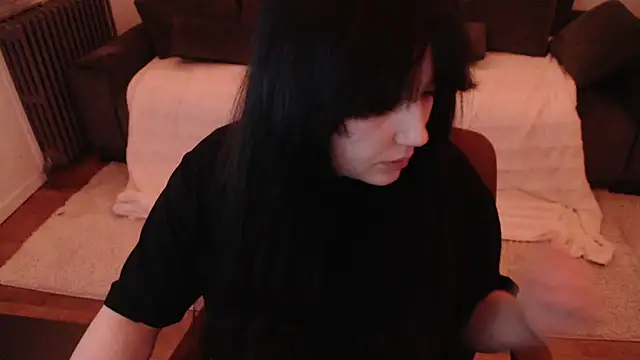 Lynylou online show from December 1, 2024, 5:46 pm