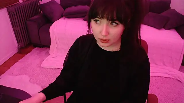 Lynylou online show from December 9, 2024, 6:35 pm