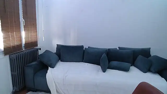 Lynylou online show from December 13, 2024, 10:41 am