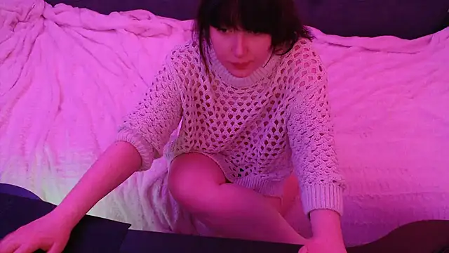 Lynylou online show from December 22, 2024, 9:42 pm