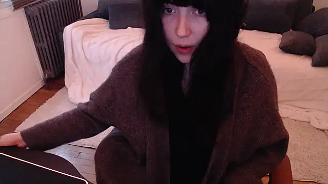 Lynylou online show from December 25, 2024, 2:13 pm