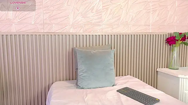 paula  cruzz online show from October 15, 2025, 9:15 pm