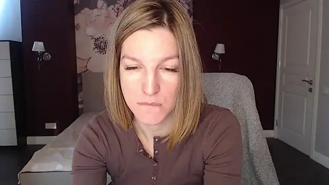 EmilyWalkeri online show from January 8, 2025, 7:45 am