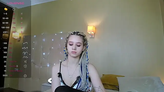 Snapshot of Valerie_Woods chatting on December 17, 2024, 9:17 am Valerie Woods online show from December 17, 2024, 9:17 am