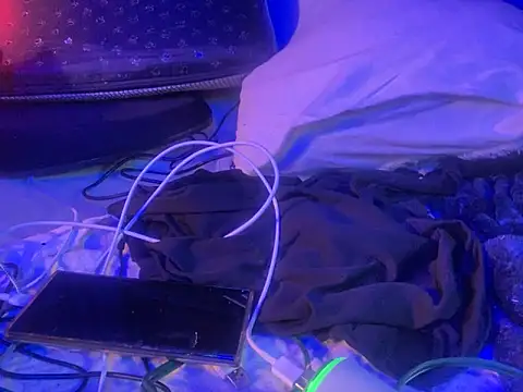 gurlnips online show from September 13, 2025, 3:01 pm