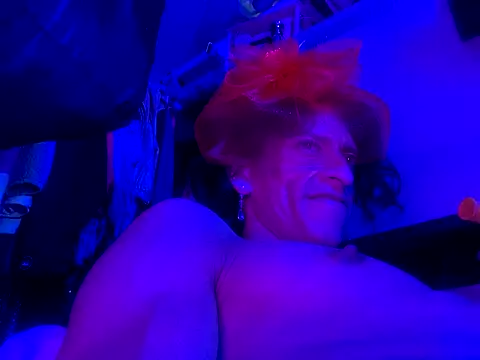 gurlnips online show from September 14, 2025, 3:05 am