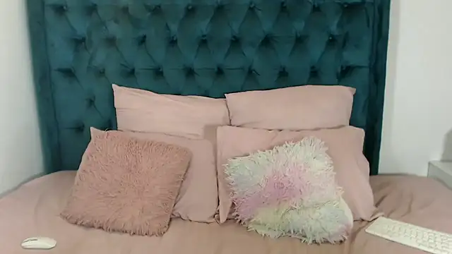 1Blackertheberry1 online show from December 13, 2024, 2:21 am