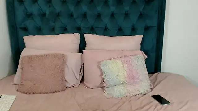 1Blackertheberry1 online show from February 1, 2025, 5:49 am