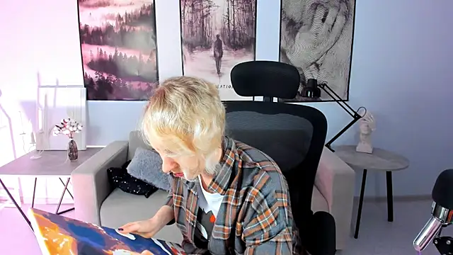 LylithSkye online show from January 8, 2025, 8:38 am