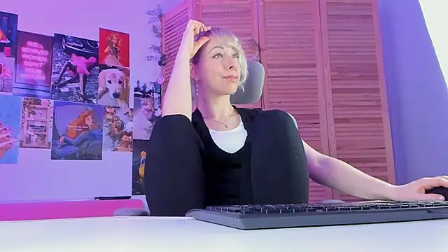 LylithSkye online show from January 22, 2025, 1:53 pm