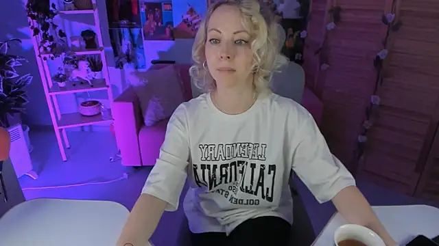 LylithSkye online show from February 22, 2025, 10:40 am