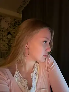 Snapshot of AliceMorr chatting on December 20, 2024, 5:18 pm AliceMorr online show from December 20, 2024, 5:18 pm