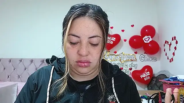 lanaqueen699 online show from February 24, 2025, 12:16 pm