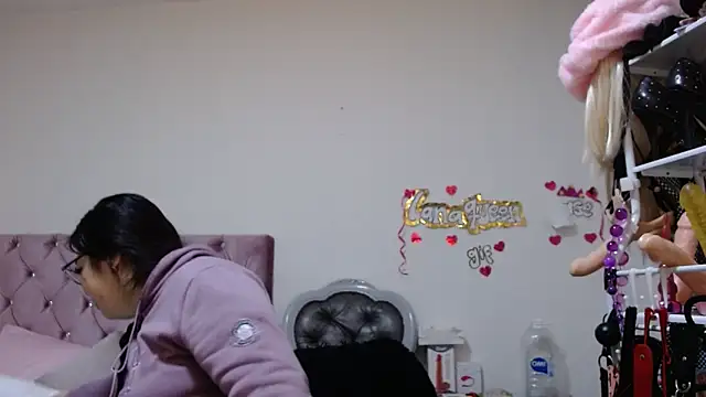 lanaqueen699 online show from April 7, 2026, 12:16 pm