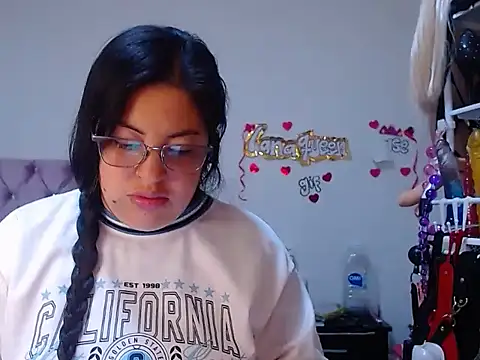 lanaqueen699 online show from April 14, 2026, 12:22 pm