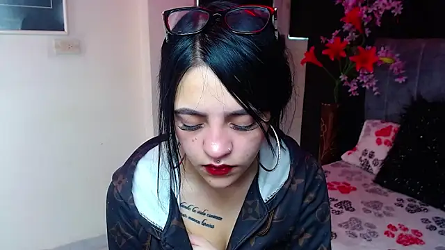 Violettasquirt online show from December 18, 2025, 1:50 pm