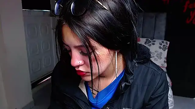 Violettasquirt online show from April 6, 2026, 2:40 pm