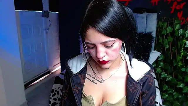 Violettasquirt online show from April 18, 2026, 2:21 pm