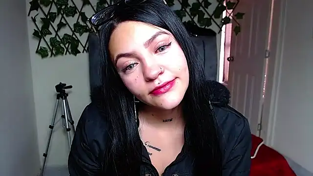 Snapshot of Violettasquirt chatting on May 25, 2026, 1:39 pm Violettasquirt online show from May 25, 2026, 1:39 pm