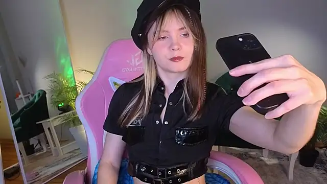 CiriRianonn online show from November 7, 2025, 4:23 am