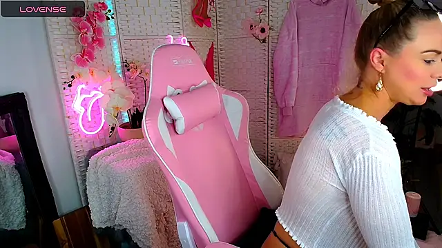 Snapshot of EllieKarrX chatting on December 30, 2024, 7:37 am EllieKarrX online show from December 30, 2024, 7:37 am