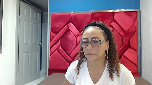 EvaMills1 online show from February 12, 2025, 7:45 pm