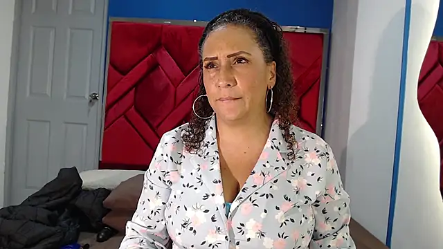 EvaMills1 online show from February 25, 2025, 9:02 pm