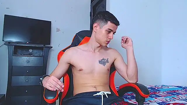 ADAM HOT online show from January 5, 2026, 8:34 pm