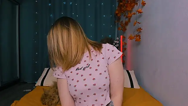 InsatiableFoxX online show from September 30, 2025, 5:51 pm