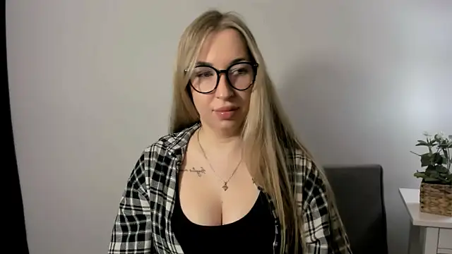 Snapshot of AriaDesire chatting on March 15, 2026, 7:36 am AriaDesire online show from March 15, 2026, 7:36 am