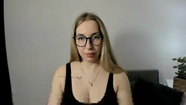 Snapshot of AriaDesire chatting on March 16, 2026, 8:07 am AriaDesire online show from March 16, 2026, 8:07 am