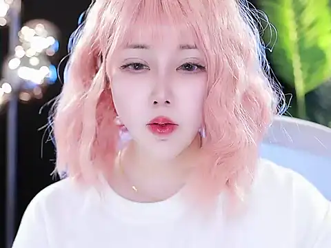 Qiaoqiao  online show from March 20, 2025, 12:43 pm