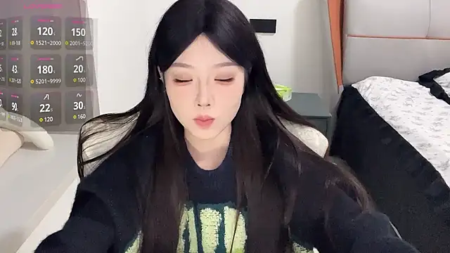 Snapshot of Q-ing chatting on December 10, 2024, 5:55 pm Q-ing online show from December 10, 2024, 5:55 pm