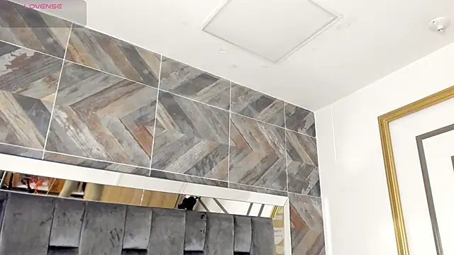 TaniaSmith1 online show from November 6, 2025, 11:15 pm