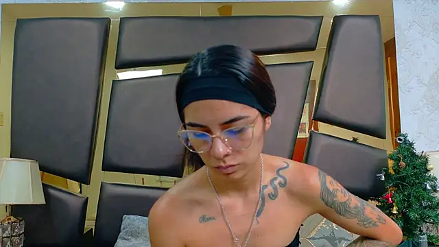 NicoleEsposito online show from December 16, 2025, 12:43 pm